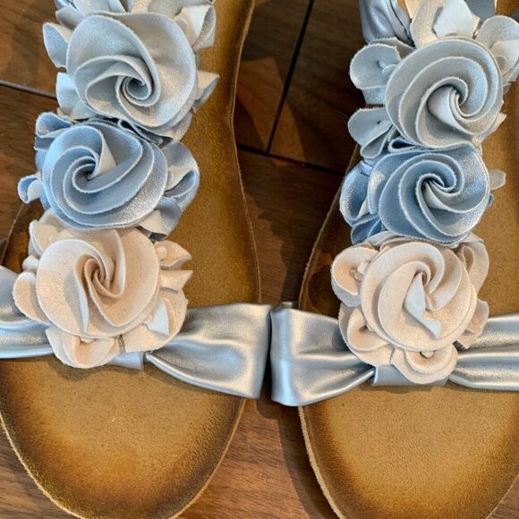 Shoe/sandal, wedge heel, size 39 or 8, never worn, metallic silver, roses detail - Picture 8 of 16